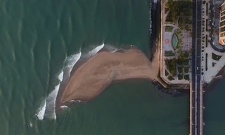 Nha Trang xuất hiện cồn cát độc lạ hình cá heo