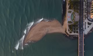 Nha Trang xuất hiện cồn cát độc lạ hình cá heo