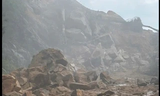 Quân đội nổ mìn phá 600m3 đất đá chắn ngang đèo Khánh Lê