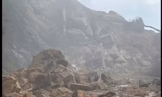 Quân đội nổ mìn phá 600m3 đất đá chắn ngang đèo Khánh Lê