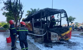 Xe khách giường nằm bốc cháy dữ dội 