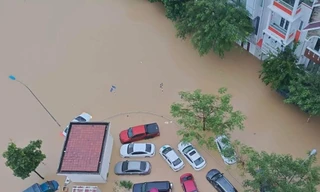 Cảnh hàng loạt ô tô trong khu đô thị ở Nha Trang chìm trong nước