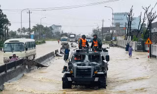 Quân đội điều xe thiết giáp tiếp tế khẩn cấp người dân vùng lũ Đắk Lắk