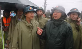 Phó Thủ tướng: Khẩn cấp di dời dân khỏi vùng ngập sâu đến nơi an toàn