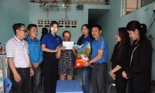 Báo Tiền Phong cùng các nhà hảo tâm hỗ trợ người dân vùng lũ Khánh Hòa 