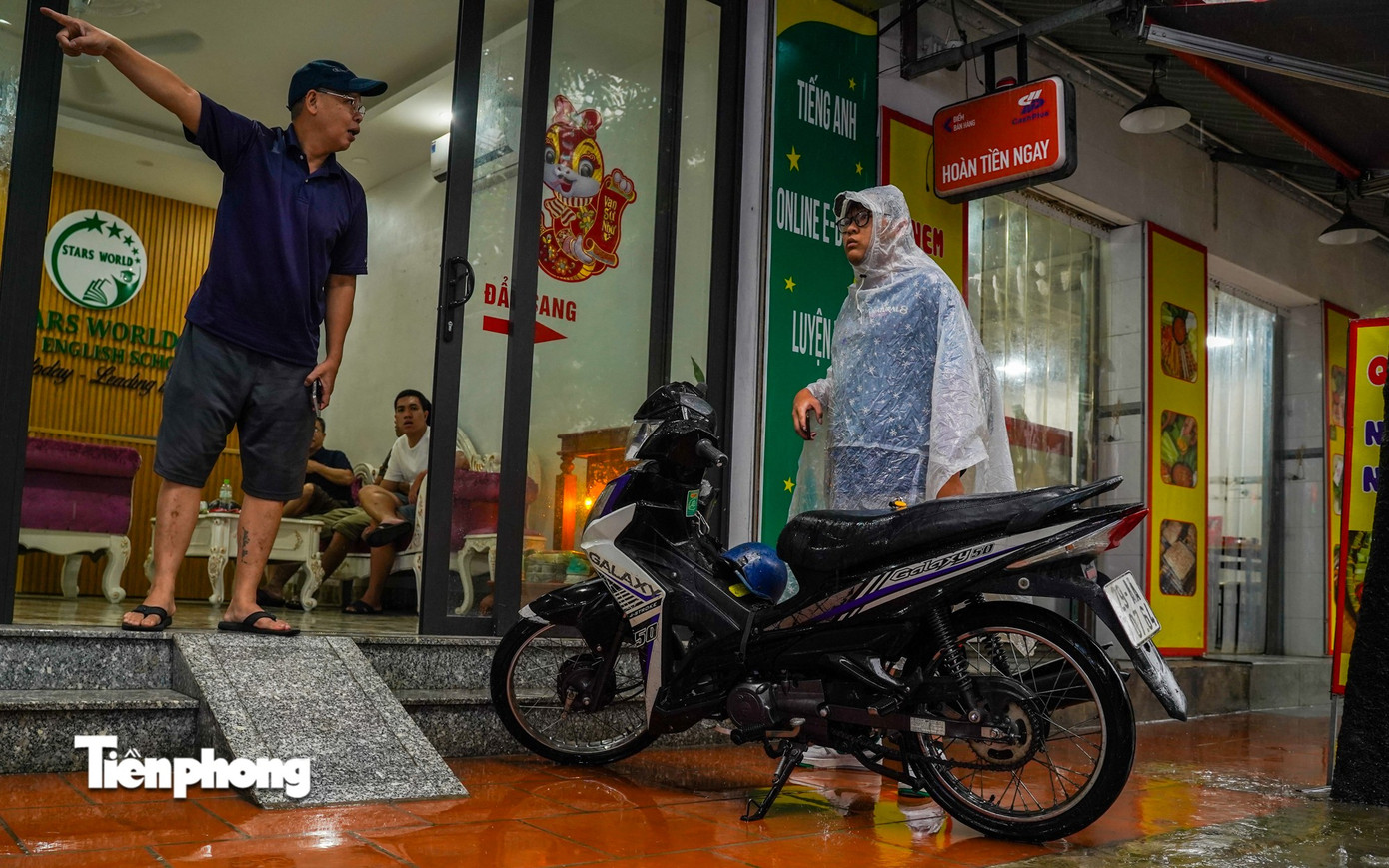 Hà Nội mưa, ngập cục bộ do ảnh hưởng bão số 5 - Ảnh 9.