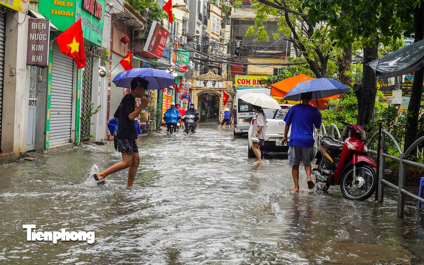 Hà Nội mưa, ngập cục bộ do ảnh hưởng bão số 5 - Ảnh 7.