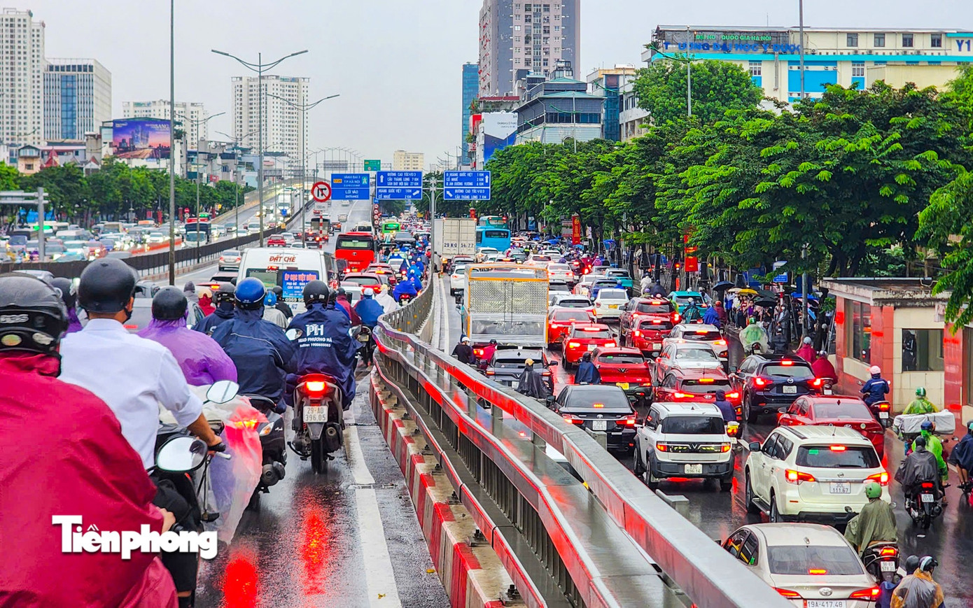 Hà Nội mưa, ngập cục bộ do ảnh hưởng bão số 5 - Ảnh 16.