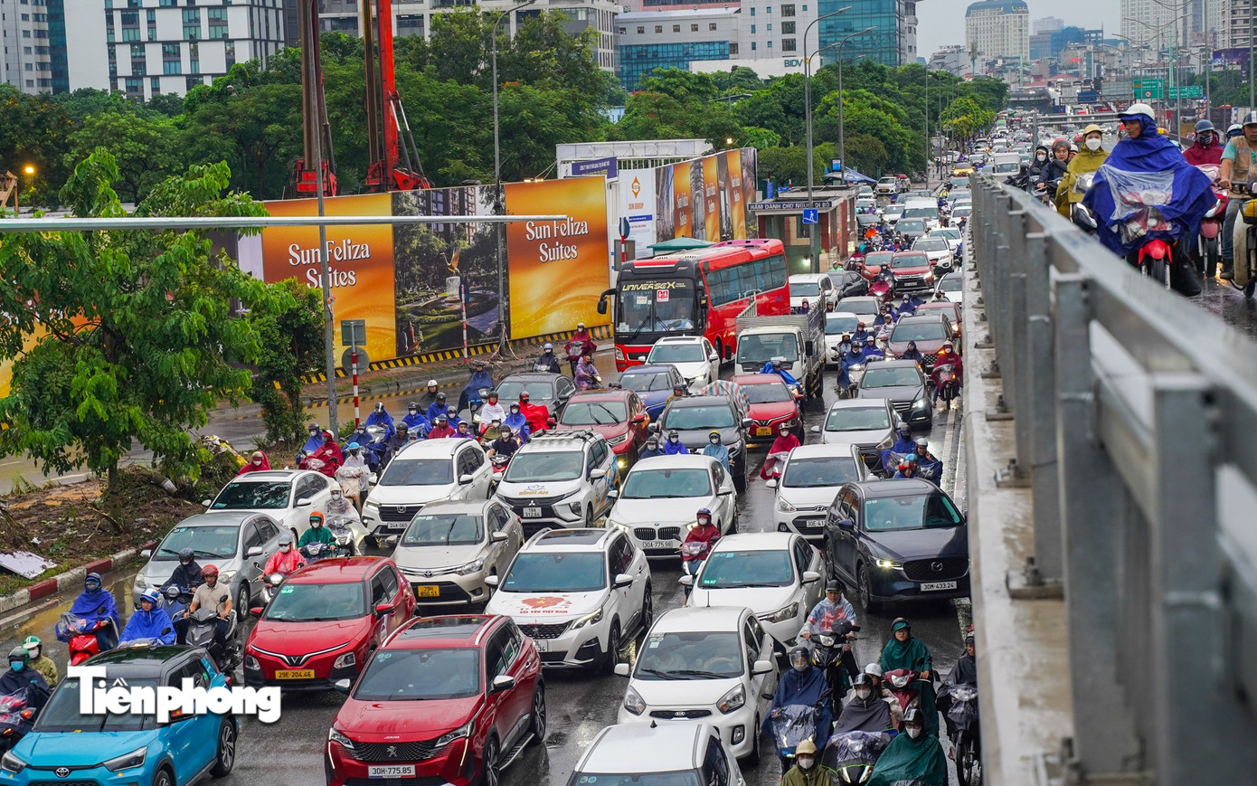 Hà Nội mưa, ngập cục bộ do ảnh hưởng bão số 5 - Ảnh 15.