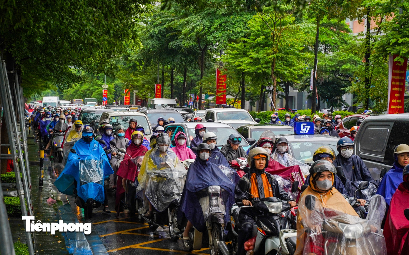 Hà Nội mưa, ngập cục bộ do ảnh hưởng bão số 5 - Ảnh 18.