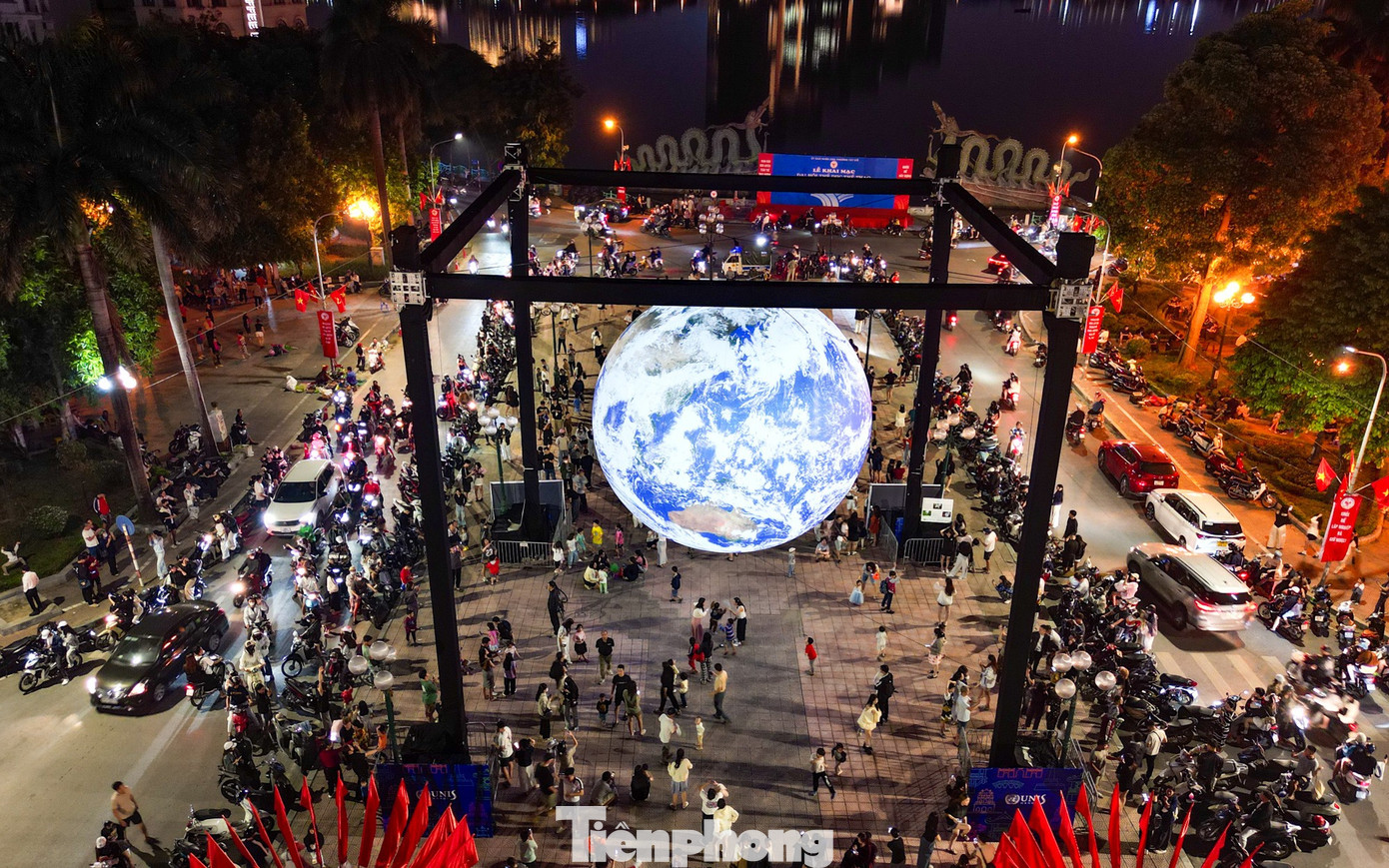 Mô hình Gaia được trưng bày gần khu vực 2 tượng rồng bên Hồ Tây. tp-tienphong-117.jpg