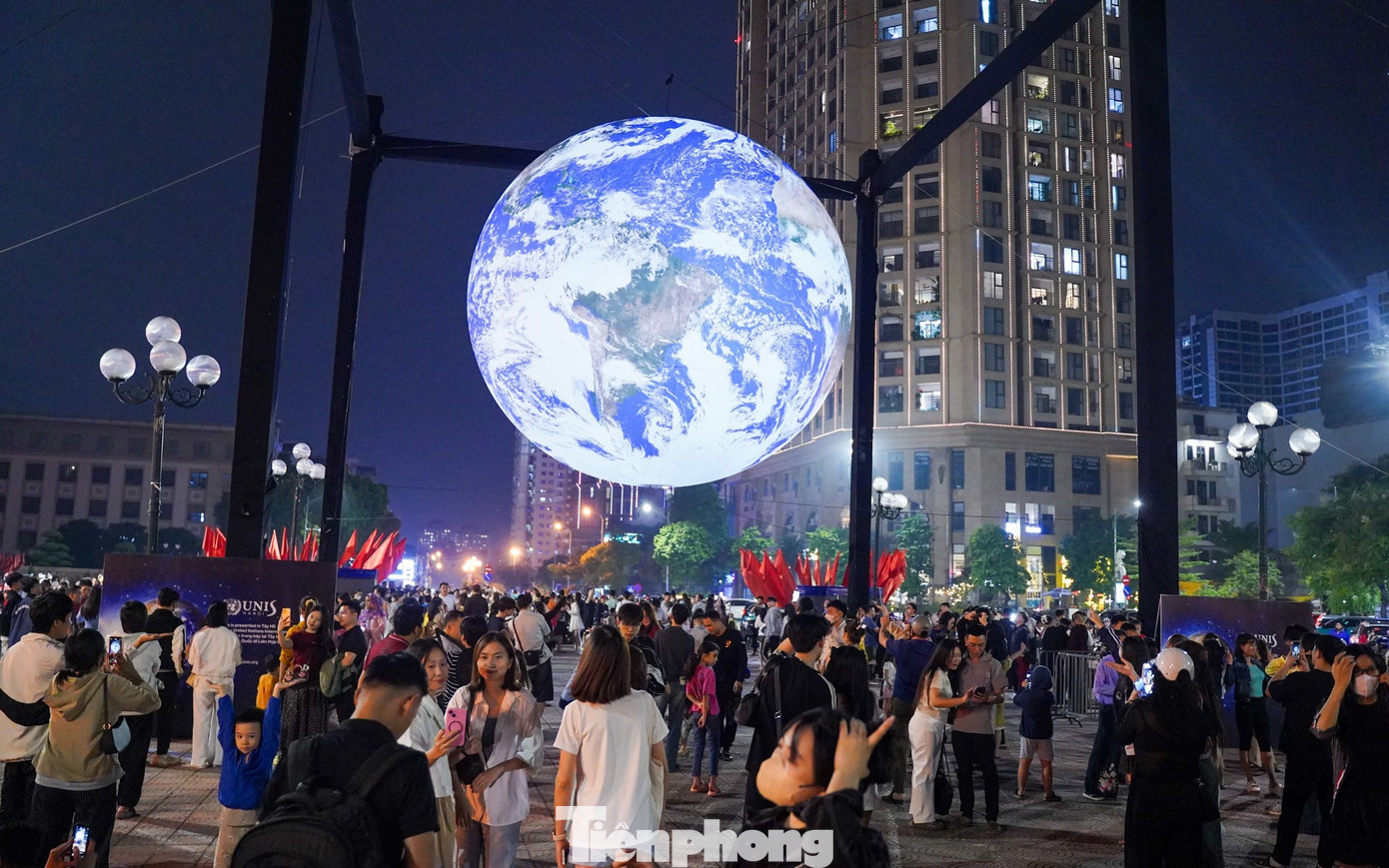 Theo thông tin tại khu vực trưng bày, tác phẩm mô hình quả địa cầu mang tên Gaia, sử dụng hình ảnh bề mặt Trái Đất độ phân giải 120dpi từ NASA. Mô hình mang đến trải nghiệm thị giác độc đáo, giúp người xem cảm nhận rõ hơn vẻ đẹp kỳ diệu của hành tinh. tp-tienphong-111.jpg