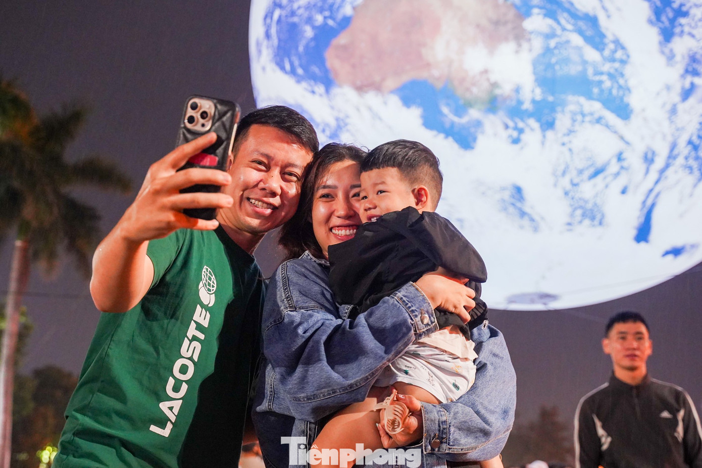 Mô hình Trái Đất nổi bật với hiệu ứng ánh sáng rực rỡ, hình ảnh chân thực khiến ai đến xem cũng bất ngờ như đang nhìn từ không gian. Từng mảng lục địa, đại dương hiện lên sống động và kỳ vĩ. tp-tienphong-097.jpg