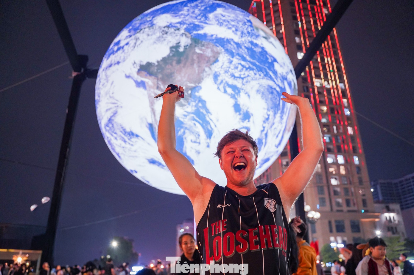 Nhiều du khách nước ngoài cũng có mặt ở Hồ Tây để chụp ảnh với mô hình Gaia. tp-tienphong-105.jpg