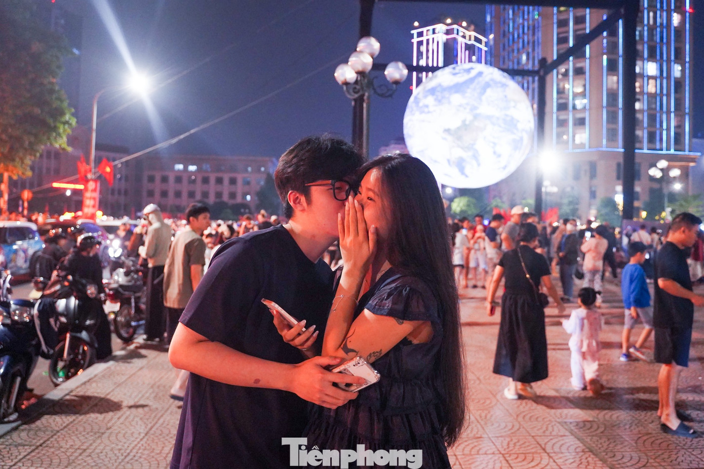 Một số cặp đôi cũng tranh thủ thể hiện tình cảm, chụp ảnh lưu niệm bên mô hình Trái Đất. “Mình thấy đây như một cách để nói rằng cả địa cầu đang chứng kiến tình yêu của chúng mình", bạn nam chia sẻ. tp-tienphong-121.jpg