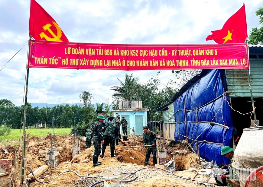 Cán bộ, chiến sĩ Quân đội đã hoàn thành xuất sắc "Chiến dịch Quang Trung", thần tốc giúp người dân có nhà cửa bị thiệt hại nặng do mưa lũ xây lại nhà mới. Ảnh: VŨ DUY