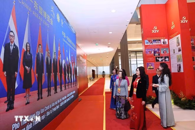 Đại biểu tham quan trưng bày ảnh của Thông tấn xã Việt Nam. (Ảnh: TTXVN)