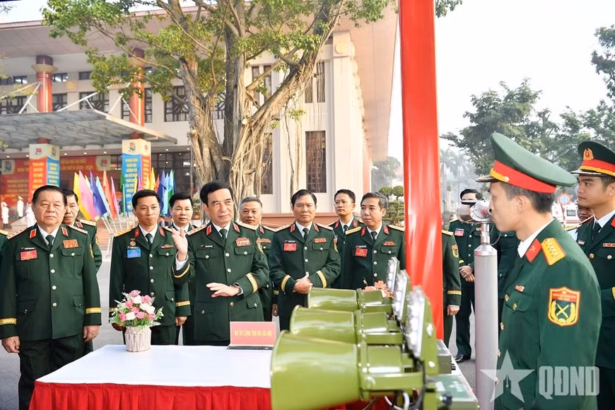 Đại tướng Phan Văn Giang và các đồng chí lãnh đạo Bộ Quốc phòng tham quan các sáng kiến, cải tiến kỹ thuật của tuổi trẻ Quân đội. Ảnh: TUẤN HUY