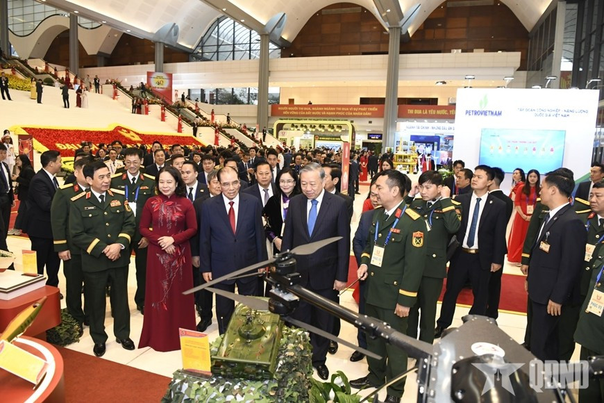 Lãnh đạo Đảng, Nhà nước, Quân đội cùng các đại biểu tham quan khu trưng bày sản phẩm, sáng kiến tiêu biểu của Quân đội nhân dân Việt Nam tại Đại hội Thi đua yêu nước toàn quốc lần thứ XI. Ảnh: VŨ PHONG