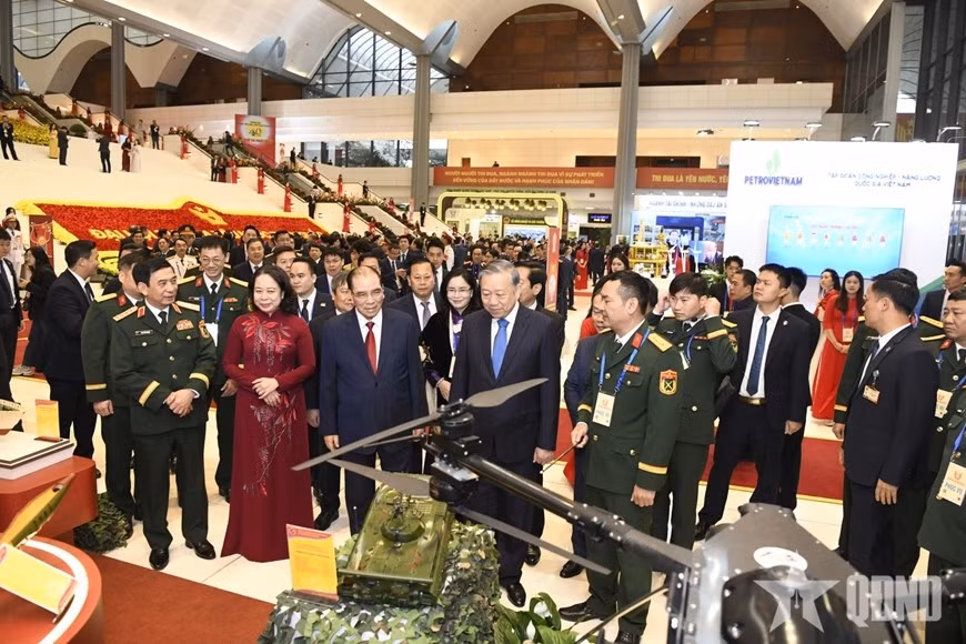 Lãnh đạo Đảng, Nhà nước, Quân đội cùng các đại biểu tham quan khu trưng bày sản phẩm, sáng kiến tiêu biểu của Quân đội nhân dân Việt Nam tại Đại hội Thi đua yêu nước toàn quốc lần thứ XI. Ảnh: VŨ PHONG