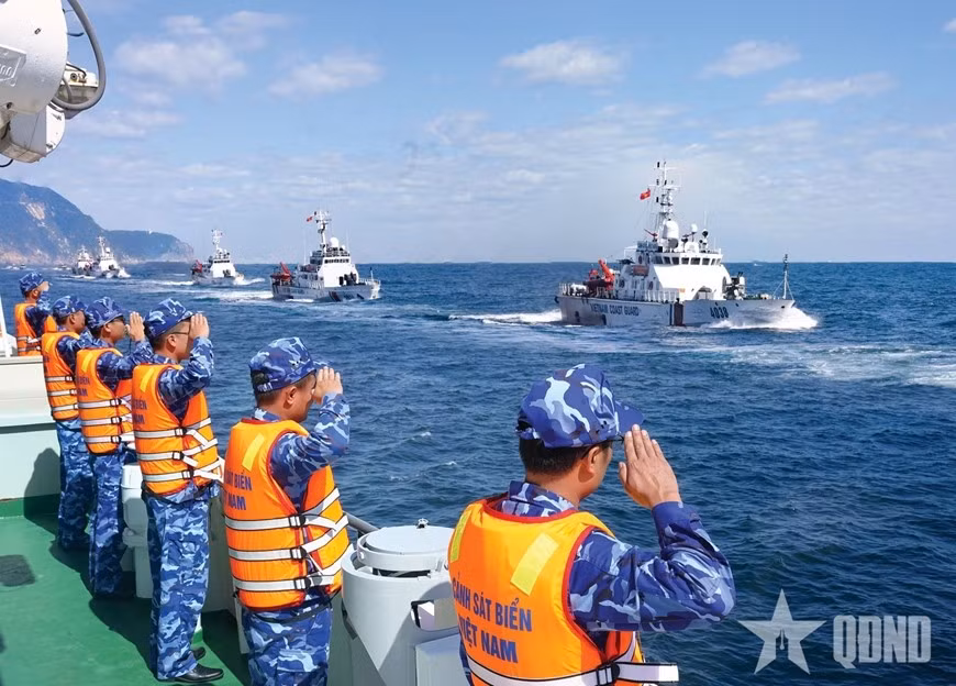 Huấn luyện diễu binh trên biển phục vụ Lễ kỷ niệm 80 năm Cách mạng Tháng Tám thành công và Quốc khánh 2-9. Ảnh: ANH HẠNH