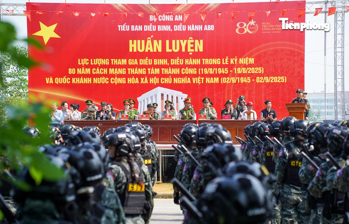 Ngày 29/7, Ban Thanh niên CAND đã đến thăm, động viên và trao quà cho các khối diễu binh, diễu hành A80 tại Sở Chỉ huy A80, Đại học Quốc gia Hà Nội cơ sở Hòa Lạc.