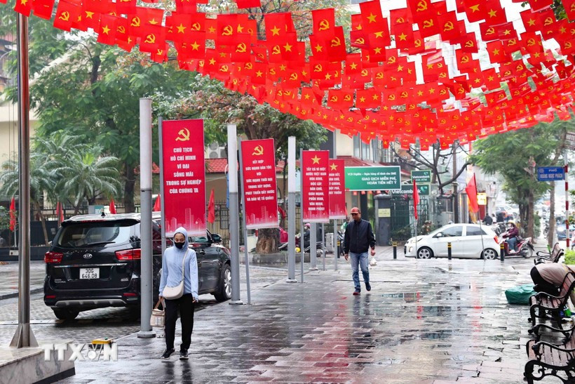 Không gian ngập tràn cờ đỏ trang hoàng và các biểu ngữ tuyên truyền về đường lối chính sách của Đảng tại các vườn hoa, công viên trung tâm. Ảnh: Vũ Quang/TTXVN.