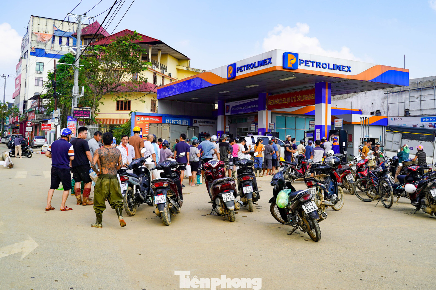 Người dân xếp hàng “rồng rắn” chờ mua xăng tại cây xăng trên đường Phan Đình Phùng, TP Thái Nguyên. tp-tienphong-19.jpg
