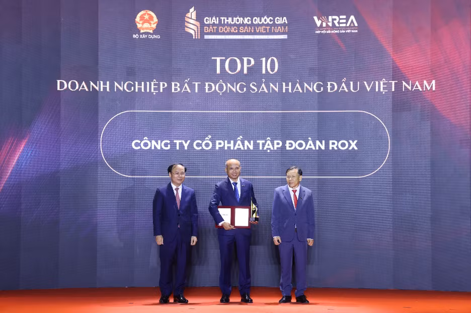 Ông Nguyễn Phi Hùng, Tổng Giám đốc ROX Group nhận giải thưởng “Doanh nghiệp bất động sản hàng đầu Việt Nam”ngày 2/6/2026 tại Hà NộiKI