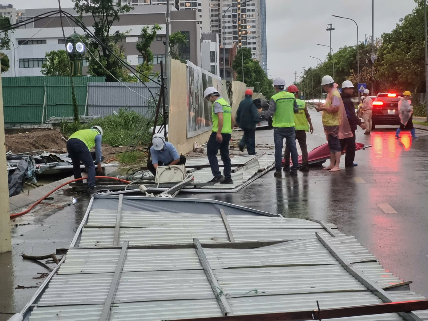 Tại khu vực Gia Lâm, gió lớn khiến nhiều mái tôn bay tung tóe, đặc biệt tại một công trình xây dựng bên đường, các tấm tôn bị cuốn phăng tiềm ẩn nguy cơ mất an toàn cho người dân lưu thông qua khu vực. z6820993379972-89dfc0f595abe7a201f7432b2de9e67f.jpg