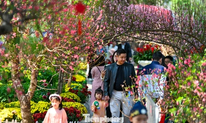 'Biển người' ra Hồ Gươm du xuân