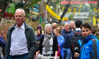 Khách Tây say đắm Tết Hà Nội