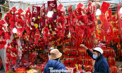 Phố cổ Hà Nội đỏ rực