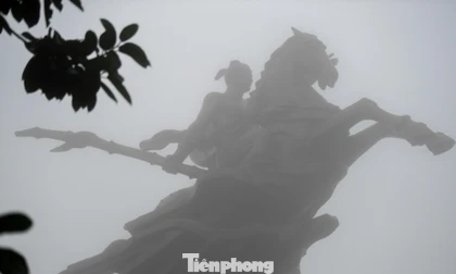 Tượng Gióng mờ ảo trong sương sớm đầu năm