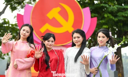 Giới trẻ check-in không gian chào mừng Đại hội XIV của Đảng tại Hà Nội