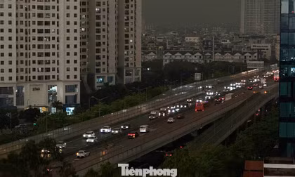 'Đêm ập xuống' giữa ban ngày ở Hà Nội, mây dông bao trùm nội đô