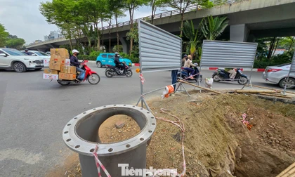 Đào đường, dựng rào chắn thi công cống ngầm khẩn cấp lưu vực Tô Lịch - Tả Nhuệ