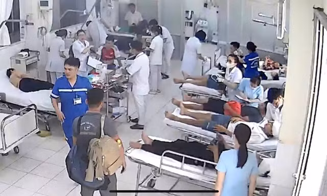 Xe tải và xe khách tông nhau trên cao tốc Vân Phong - Nha Trang khiến 13 người nhập viện