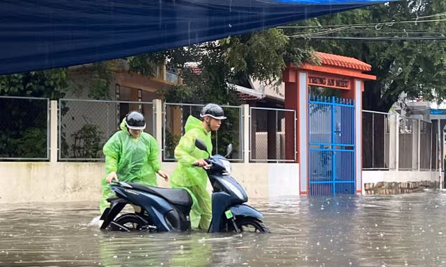 Mưa lớn kéo dài gây ngập sâu, Khánh Hòa cảnh báo 