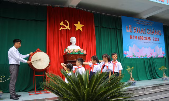 Rộn ràng khai giảng năm học mới ở đặc khu Trường Sa