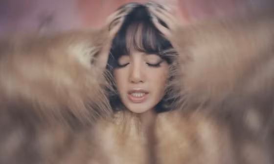 Lisa năng suất nhất Coachella 2026, cập nhật ảnh lia lịa khiến fan chóng mặt