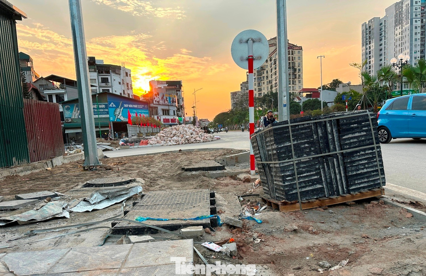 Ngoài đoạn đầu chưa có đường kết nối và thi công dở dang, hiện hai bên vỉa hè tuyến đường nhiều đoạn cũng thi công chưa xong.