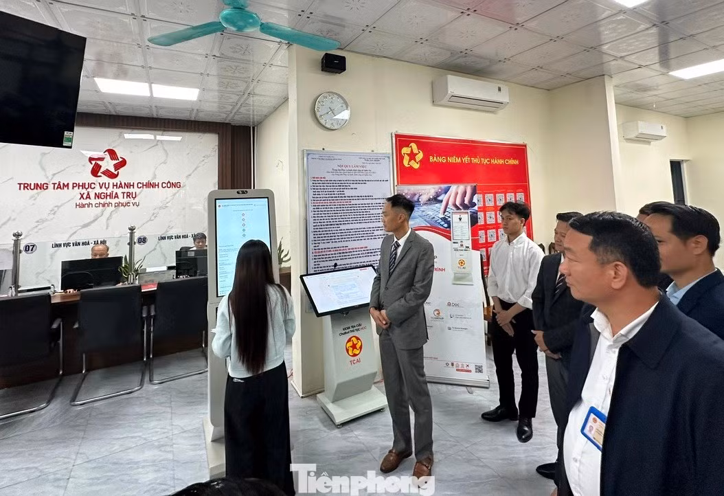 Đại diện đơn vị tài trợ và lãnh đạo UBND xã Nghĩa Trụ quan sát và hỗ trợ người dân đến trải nghiệm thiết bị công nghệ trong ngày 30/12. Ảnh: T.Đảng
