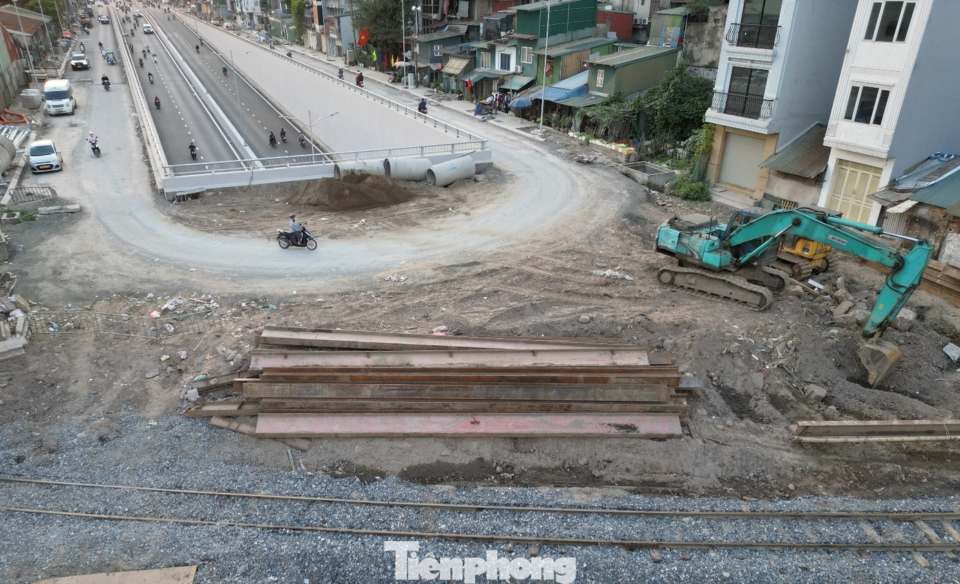 Tại nút giao đường Vành đai 2,5 với đường Giải Phóng, tuy hầm chui đã hoàn thành, thông xe nhưng mặt bằng nút giao vẫn thi công hoàn trả chưa xong, hiện vẫn đang thi công.