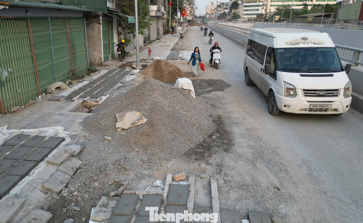 Tuyến đường thông xe trước Tết và đã đưa vào sử dụng gần 2 tháng nhưng hiện nay, người dân vẫn chưa thể sử dụng vỉa hè, phải đi dưới lòng đường tại nhiều đoạn.