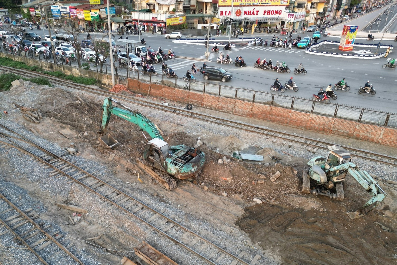 Việc này đang gây bụi bặm và ảnh hưởng đến cả giao thông đường bộ và đường sắt tại nút giao Giải Phóng - Kim Đồng.