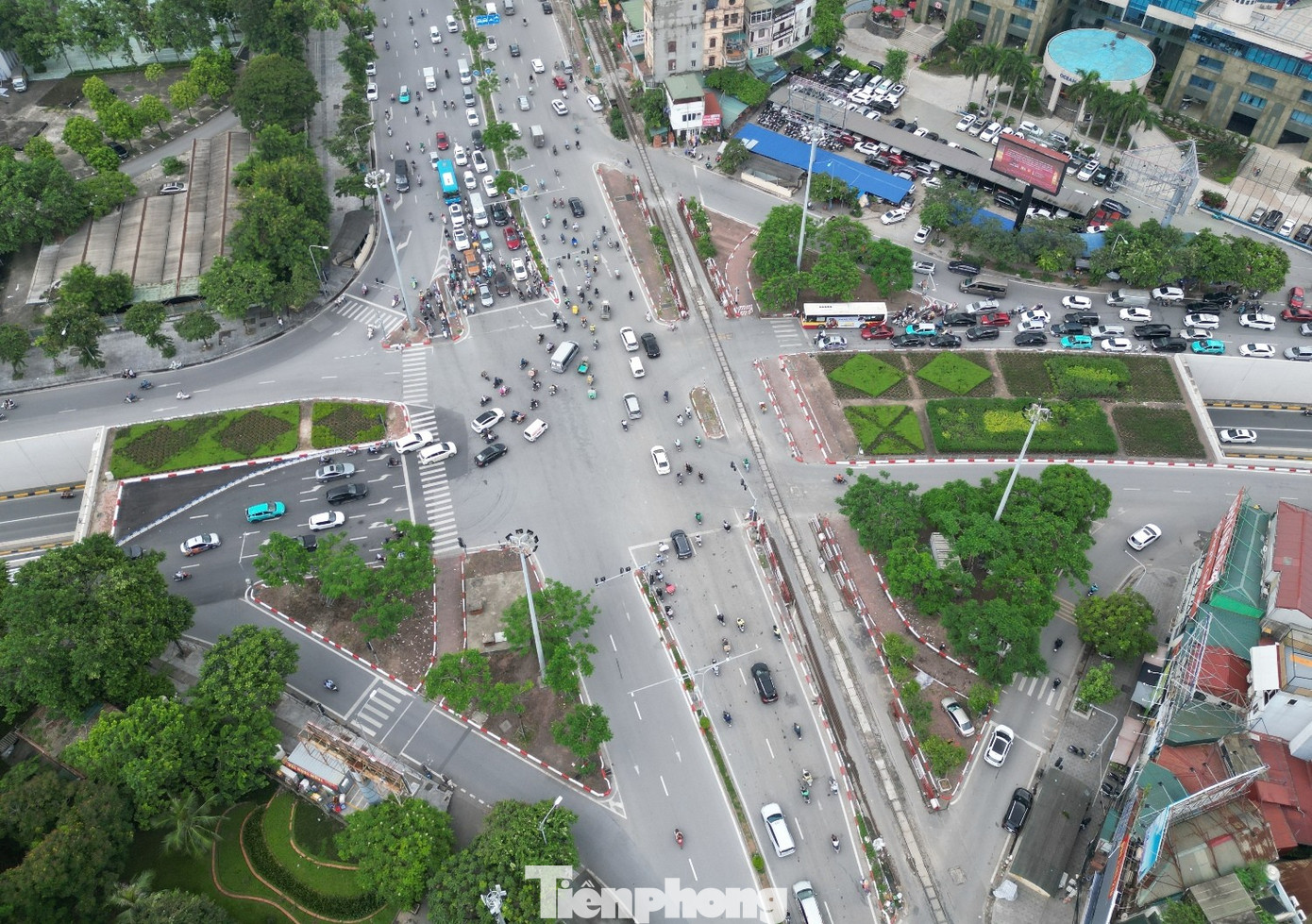 Toàn cảnh nút giao thông Kim Liên (đường QL1A giao với đường Vành đai 1). Đây cũng là điểm đầu của dự án mở rộng QL1A lên 90 mét thuộc giai đoạn 1, đoạn Kim Liên - Cầu Giẽ.