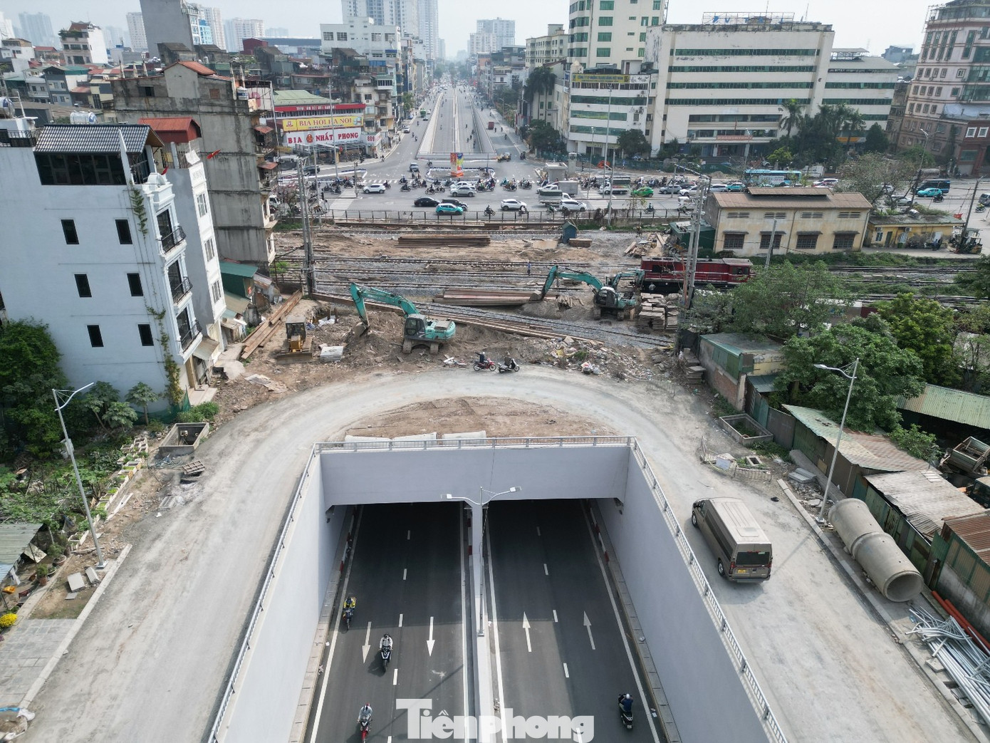 Để giảm ùn tắc và hoàn thiện hạ tầng nút giao Giải Phóng - Kim Đồng, vừa qua dự án hầm chui đã được UBND TP Hà Nội đã được đầu tư. Hiện phần hầm đã thông xe, phần nút giao phía trên đang thi công và sẽ xong trong tháng 3/2026.