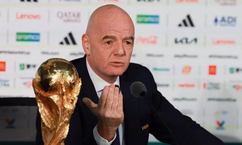 Áp lực bủa vây chủ tịch FIFA trước ngày tranh cử.
