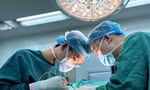 Tháo túi ngực nhiều tuần vẫn chảy dịch: Bác sĩ phát hiện loại vi khuẩn đặc biệt 